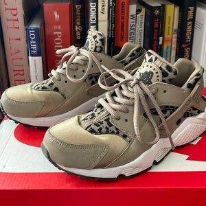 Wmns Nike Air Huarache (size 6) Gold/Leopard Print